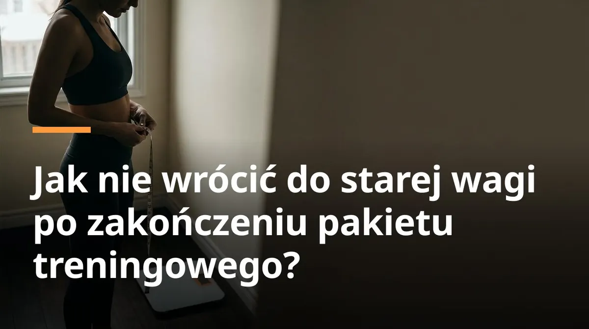 Kobieta mierząca obwód talii centymetrem przy wadze łazienkowej — comiesięczna kontrola, jak nie wrócić do starej wagi