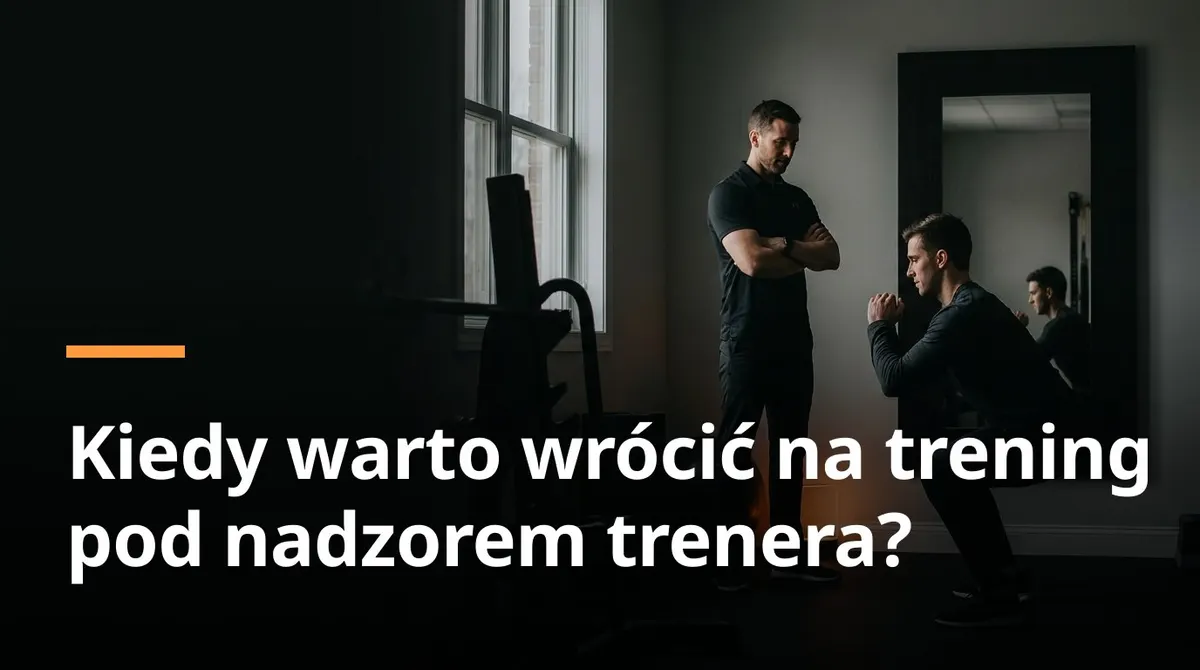 Fizjoterapeuta prowadzący ocenę ruchową u pacjenta podczas konsultacji w siłowni