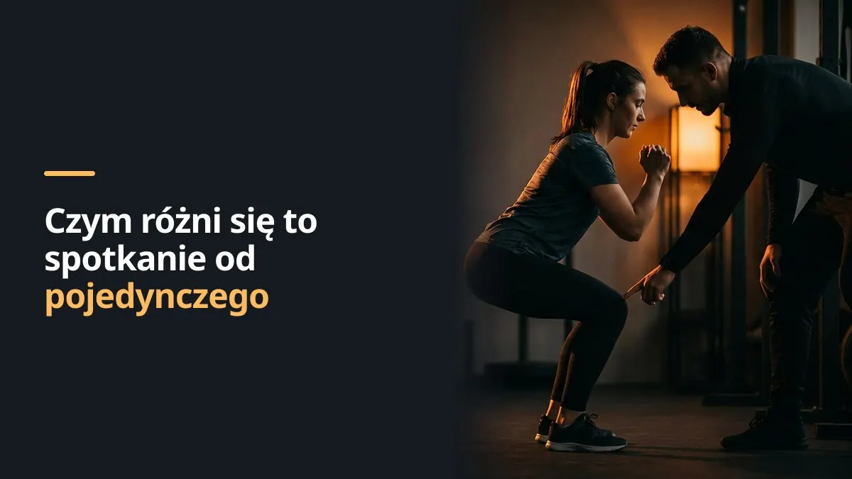 Trener obserwuje z boku przysiad wykonywany przez klientkę i ocenia ustawienie kolan