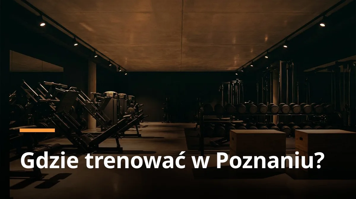 Sala treningowa siłowni w centrum Poznania z maszynami i wolnymi ciężarami