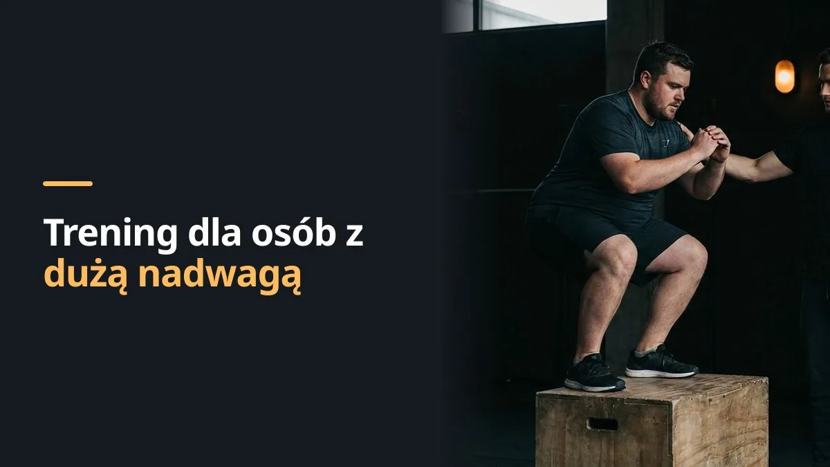 Trener prowadzi trening dla osób z nadwagą w Poznaniu — mężczyzna wykonuje przysiad do skrzyni pod nadzorem fizjoterapeuty