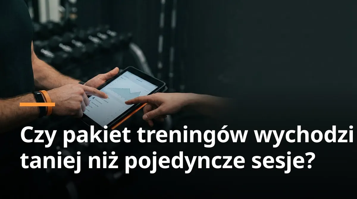 Trener personalny pokazuje podopiecznemu plan treningowy na tablecie w siłowni