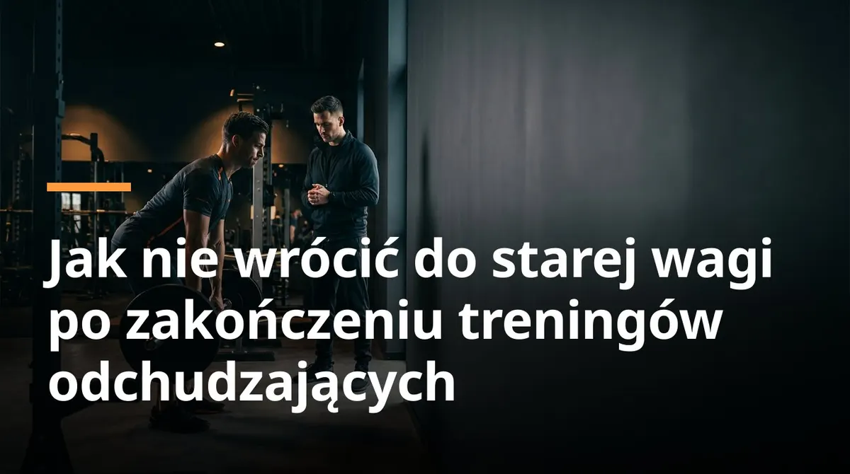 Mężczyzna ćwiczący ze sztangą w siłowni pod okiem trenera, po zakończonej redukcji wagi