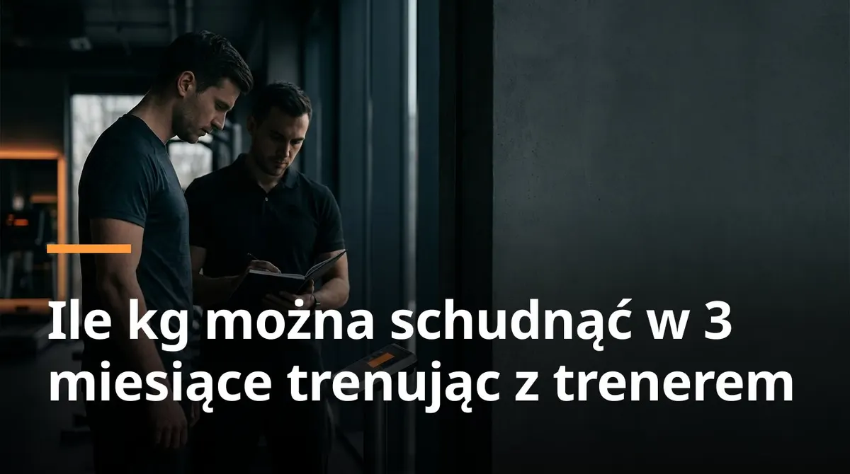 Mężczyzna stojący na wadze łazienkowej w jasnej siłowni, obok trener z notatnikiem — ile można schudnąć w 3 miesiące