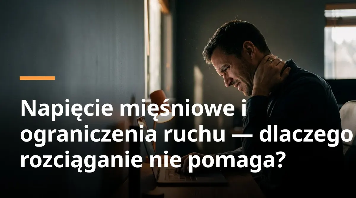 Napięcie mięśniowe i sztywność — Mężczyzna przy biurku trzymający się za napięty kark, ujęcie z boku