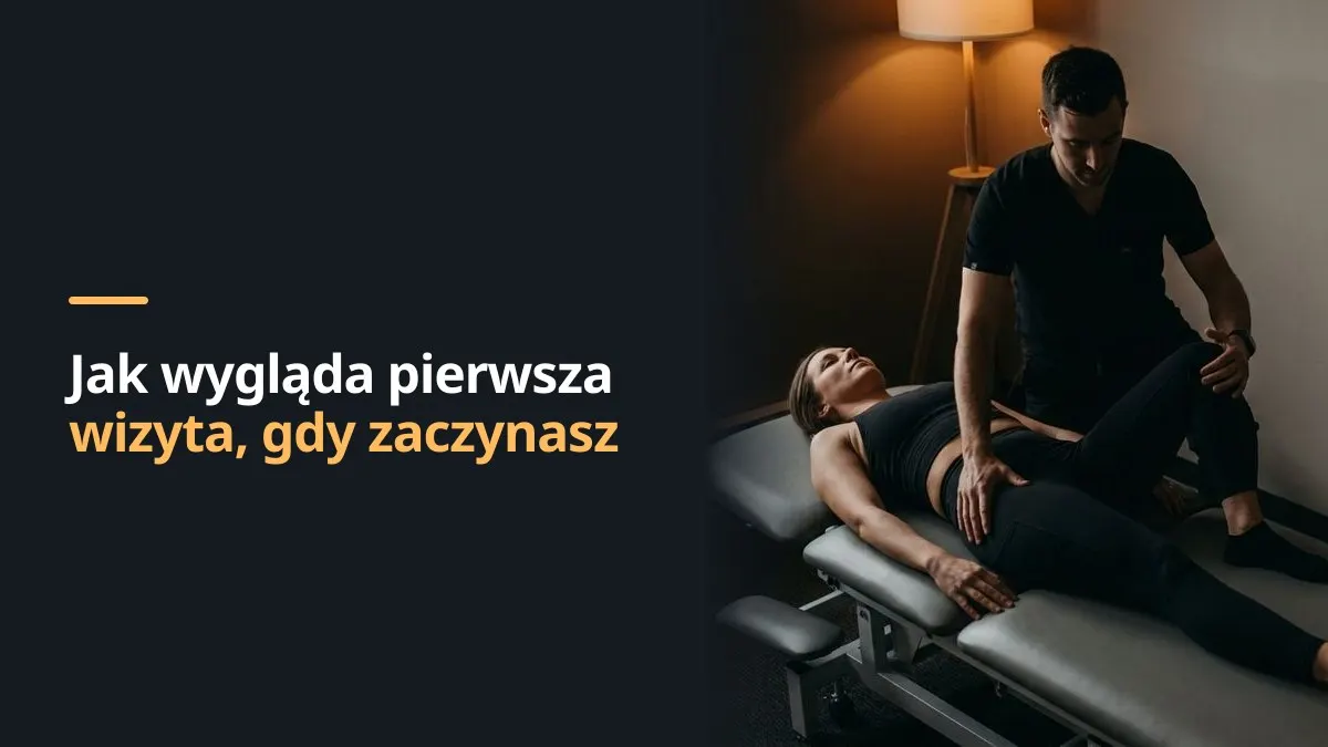 Fizjoterapeuta ocenia zakres ruchu biodra u leżącej na kozetce pacjentki podczas pierwszej wizyty