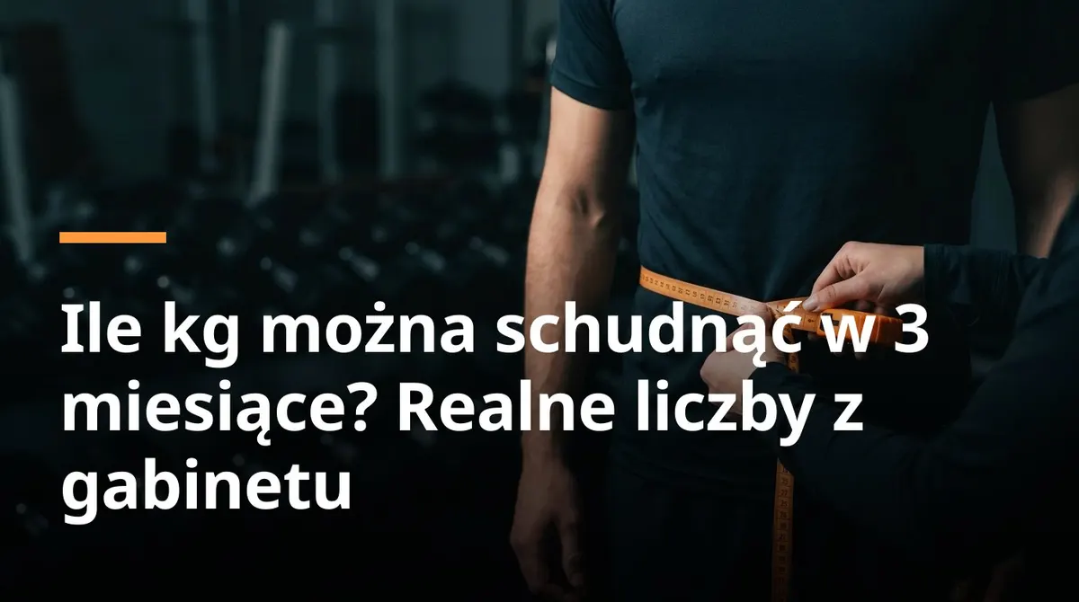 Trener mierzy centymetrem obwód pasa podopiecznego podczas kontrolnego pomiaru ciała