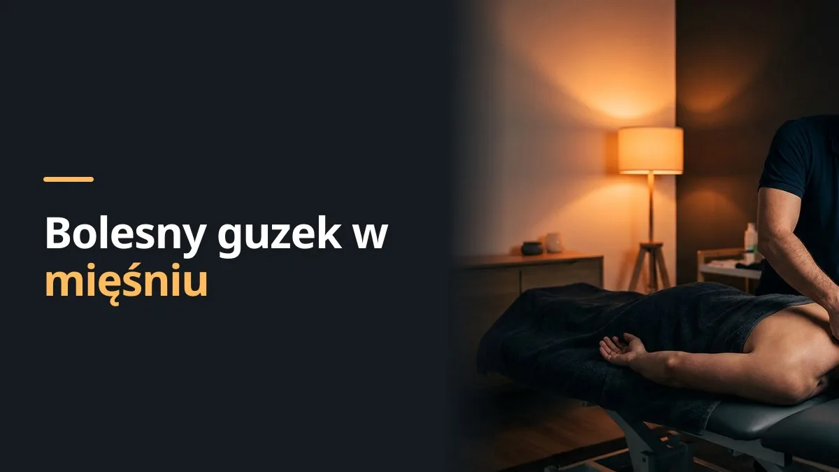 Fizjoterapeuta uciska kciukiem mięsień karku leżącego na kozetce mężczyzny w gabinecie