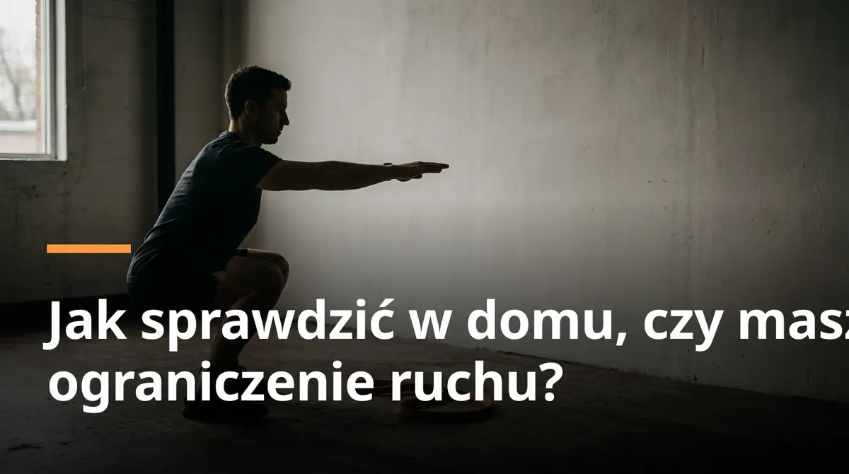 Mężczyzna wykonujący głęboki przysiad z piętami na podłodze podczas testu zakresu ruchu