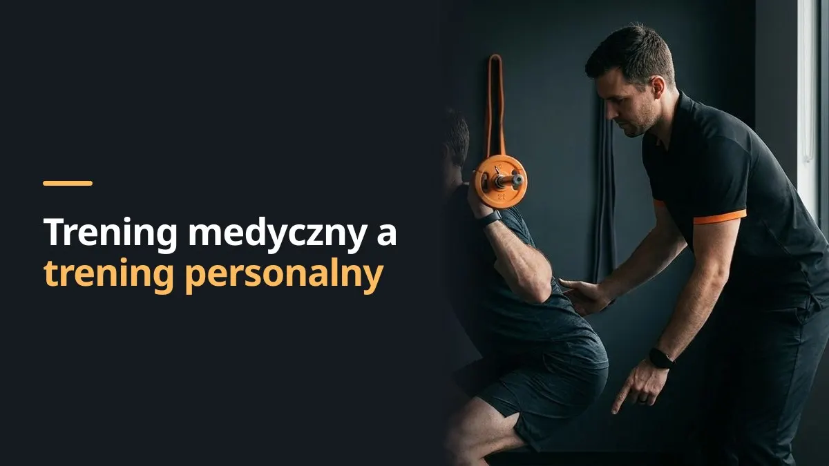 Trening medyczny Poznań — Fizjoterapeuta asystuje mężczyźnie przy przysiadzie ze sztangą podczas treningu medycznego w Poznaniu